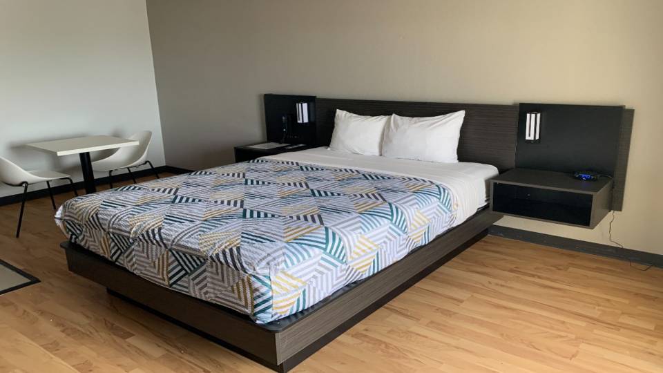 room no.6 ルームナンバー6 ROOM NUMBER SIX Studio_6_Lincoln_NE_Single-3.jpg